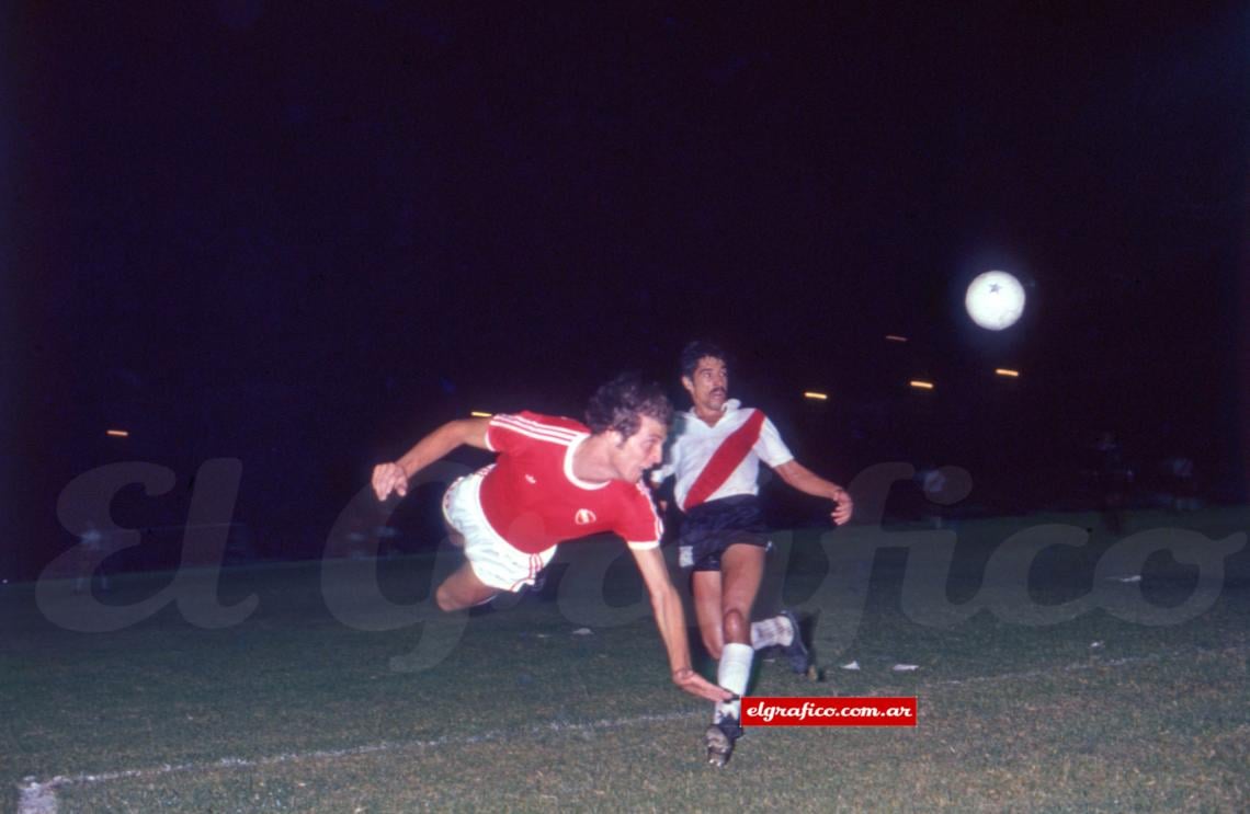 Imagen Segundo tiempo. Fontana reemplaza al agotado Alzamendi y aunque no produce como el uruguayo, también llega. Palomita antes que llegue Héctor López y un centro que nadie conectó.