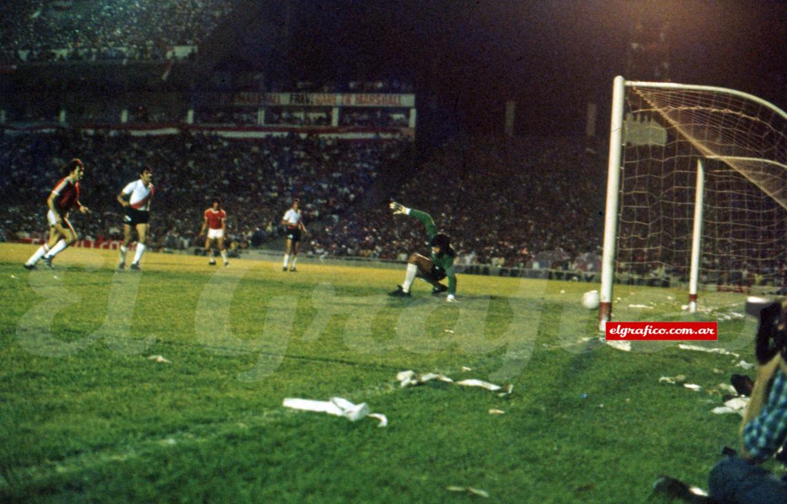 Imagen Centro de Fren que sobrevuela el área y va Barberón. Se impone el puntero en el salto y frentea hacia el medio. Bochini, la toca al primer palo. Golazo y 2 - O.