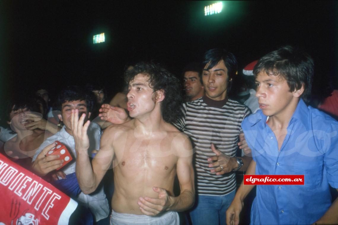 Imagen Bochini rodeado de hinchas en la vuelta olímpica.