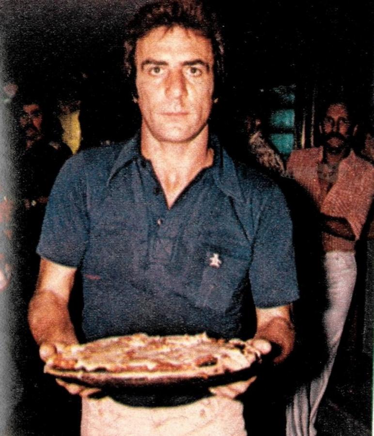 Imagen Pastoriza trabajando en "La Gata Alegría", que se llenó de vida al recibir a los campeones. Todos se reunieron en el primer piso y el Pato se cansó de subir y bajar escalones llevando pizzas y cerveza.