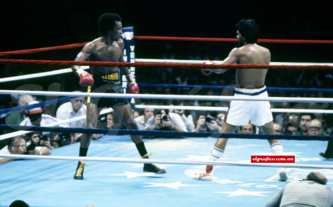 Imagen Espectáculo: al mejor estilo de Locche. En el centro del ring, con los brazos caídos, la cara ofrecida al rival y la expresión de desafío. Duran, confundido, enfrenta a Leonard y no sabe con qué mano disparar. 