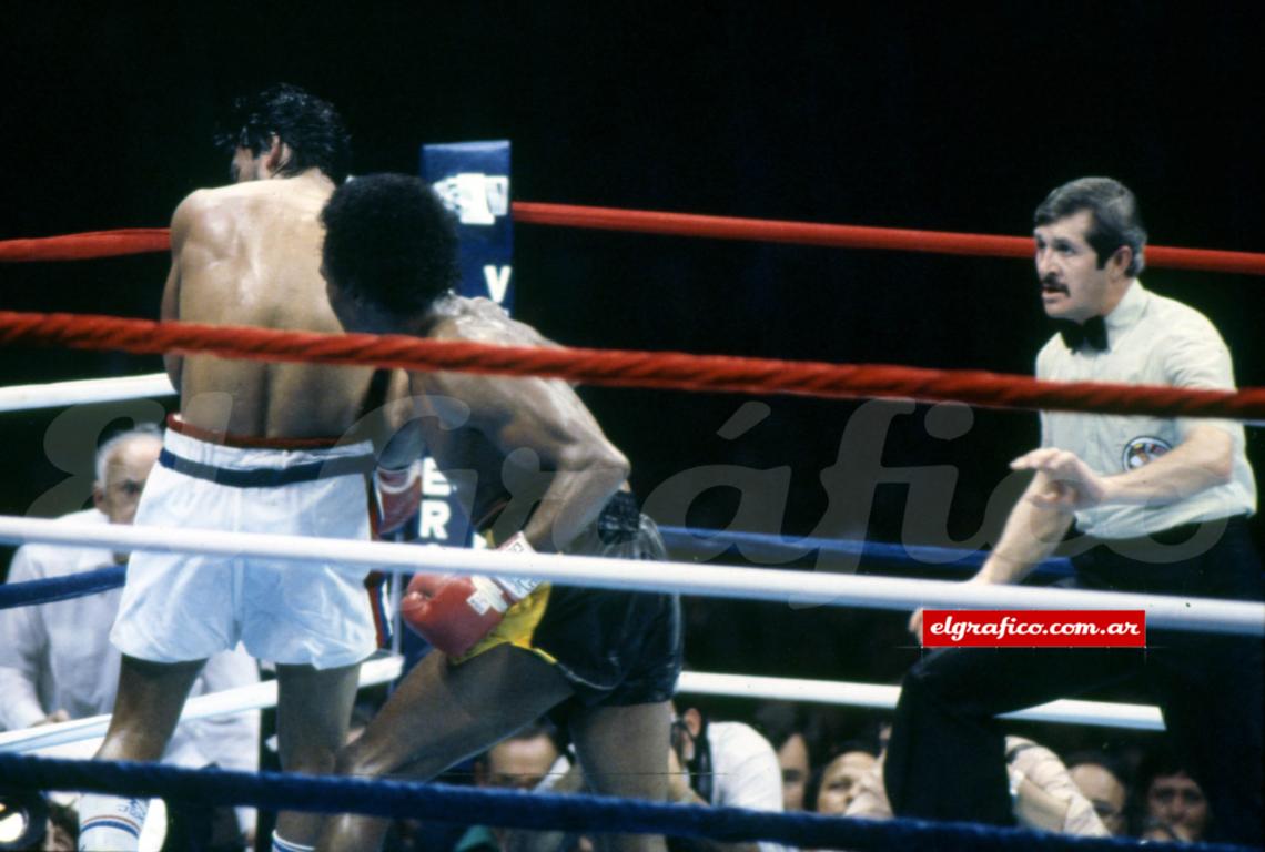 Imagen Octavo round. Leonard domina con su boxeo exquisito. Durán ofrece su espalda ante la sorpresa de todos, mientras recibe un golpe al estómago. Es el abandono oficial del campeón.