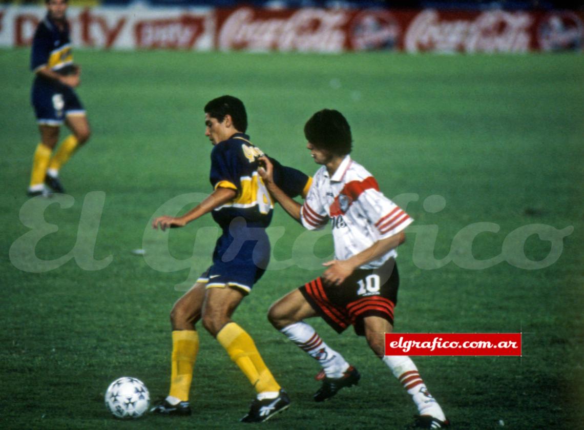 Superclásico, Román todavía usaba la número 8, quien lo marca es Santiago Solari.