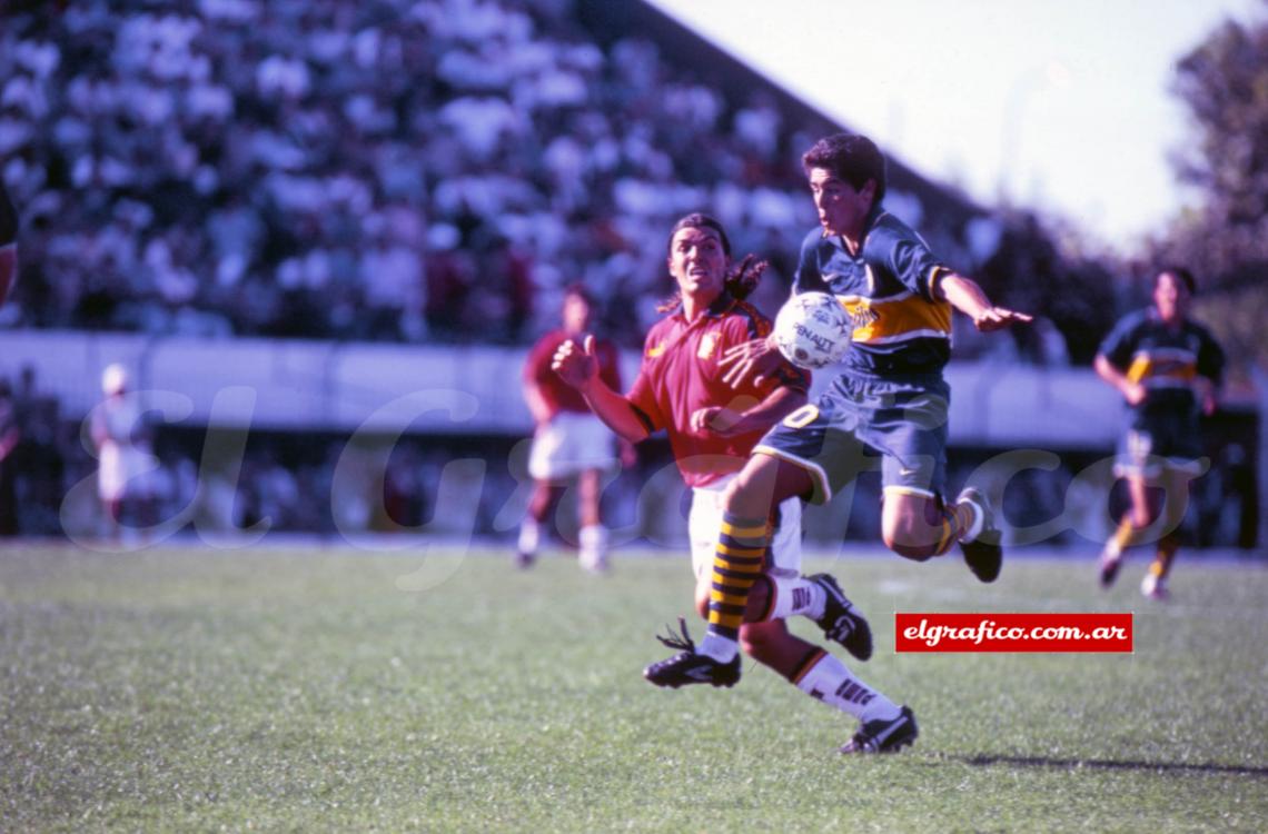 En Boca disputó 288 partidos, convirtió 92 goles y dio 153 asistencias.