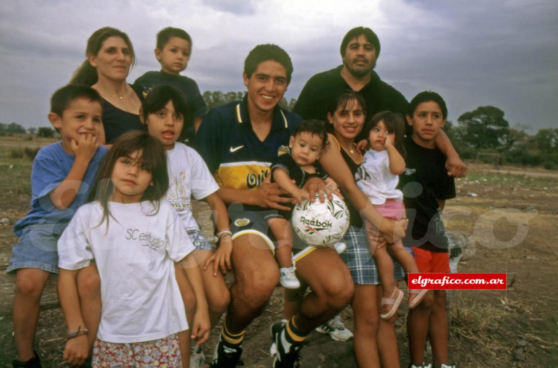 Ernesto Luis Roquelme y María Ana con sus nueve hijos. El mayor, Juan Román, tiene 18 años y ya es mimado por el Pueblo de Boca.