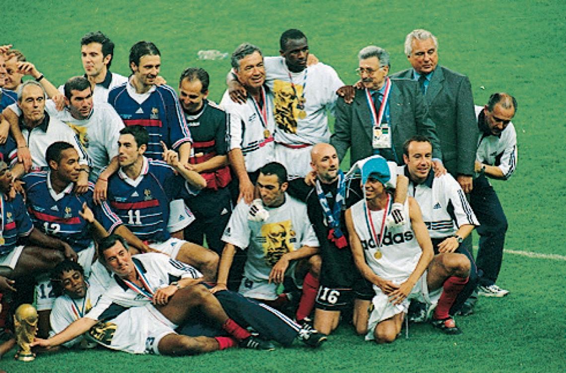 Imagen Un gorro argentino para festejar junto a Fabien Barthez la Copa del Mundo 1998.