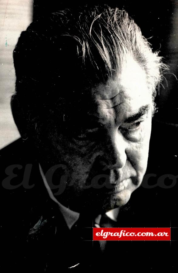 El abuelo juvenil de 74 años. El de los cinco habanos diarios. El que muestra los ojos húmedos cuando nombre a los cinco nietos. El personaje de la voz mansa, el sabio.