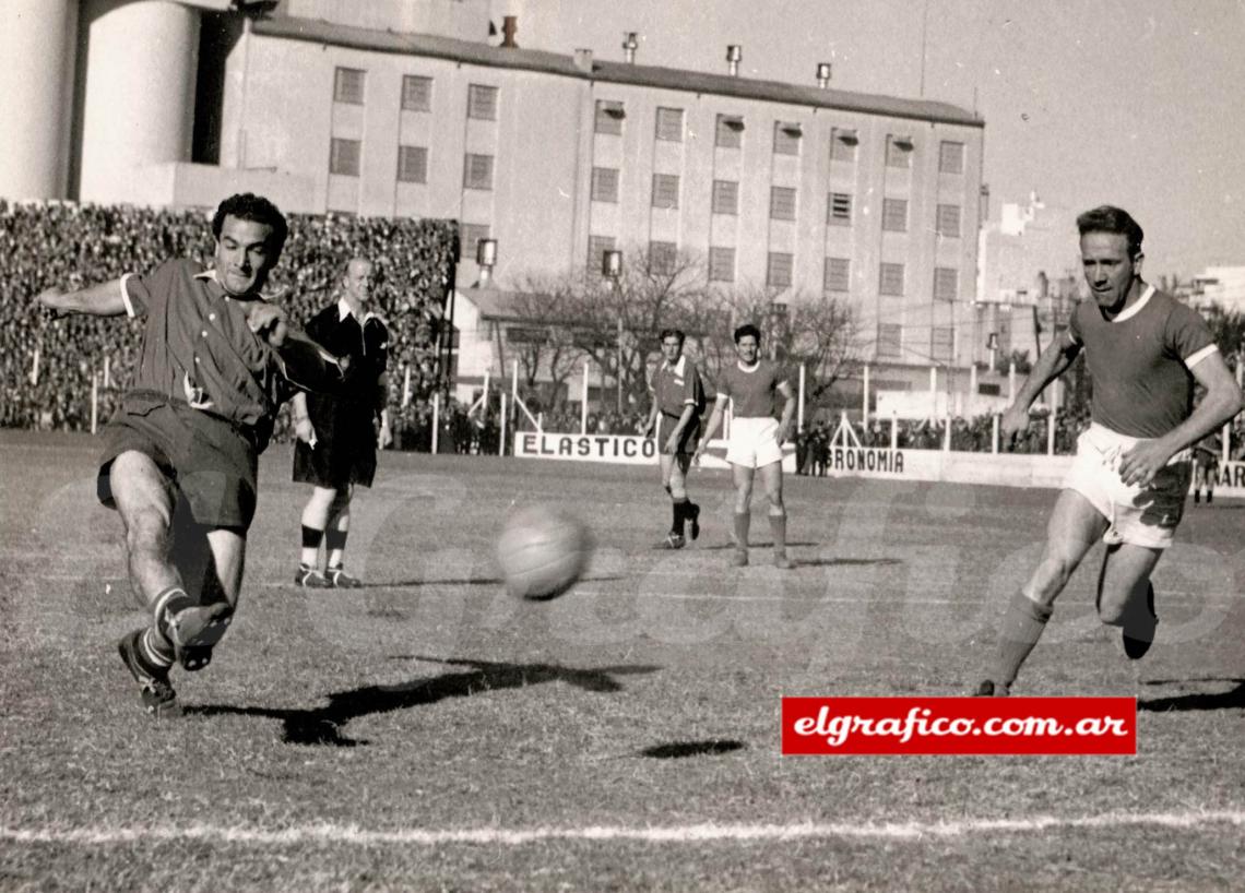 Imagen Grillo jugando para Independiente frente a Ferro el 16 de mayo de 1954. Fotografía: Polzinetti.