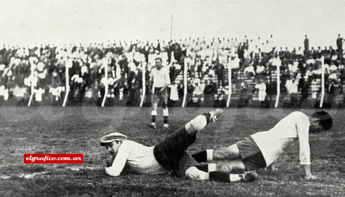 Imagen Una jugada valiente y exitosa del goalkeeper de San Juan, C. Recabarren, quien se ha arrojado a los pies del forward adversario.