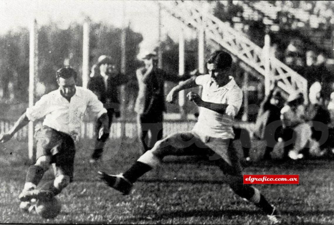Imagen Por su ala derecha llevan un ataque los ágiles del cuadro perdedor. Esta delantera mejoró mucho en el segundo período.