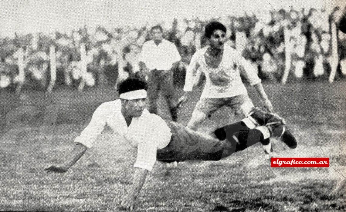 Imagen La palomita y la vincha de Bartolucci, en un futboler del interior, prueban la popularidad de aquellas y la facilidad de asimilación de los muchachos provincianos. Fue justa la victoria de Bolivar, pues resultó el mejor de los dos cuadros.