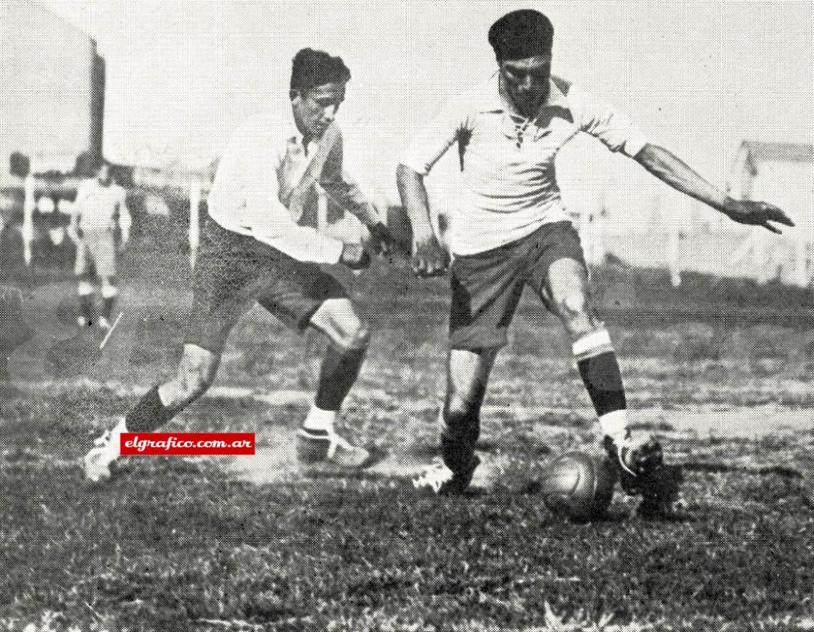 Imagen Otra escena en las proximidades de la valla custiodiada por Gurruchaga. Los backs del cuadro campeón no descollaron por su técnica, sino por su entusiasmo, y en ese sentido Solari fue un valor más bajo que su compañero.