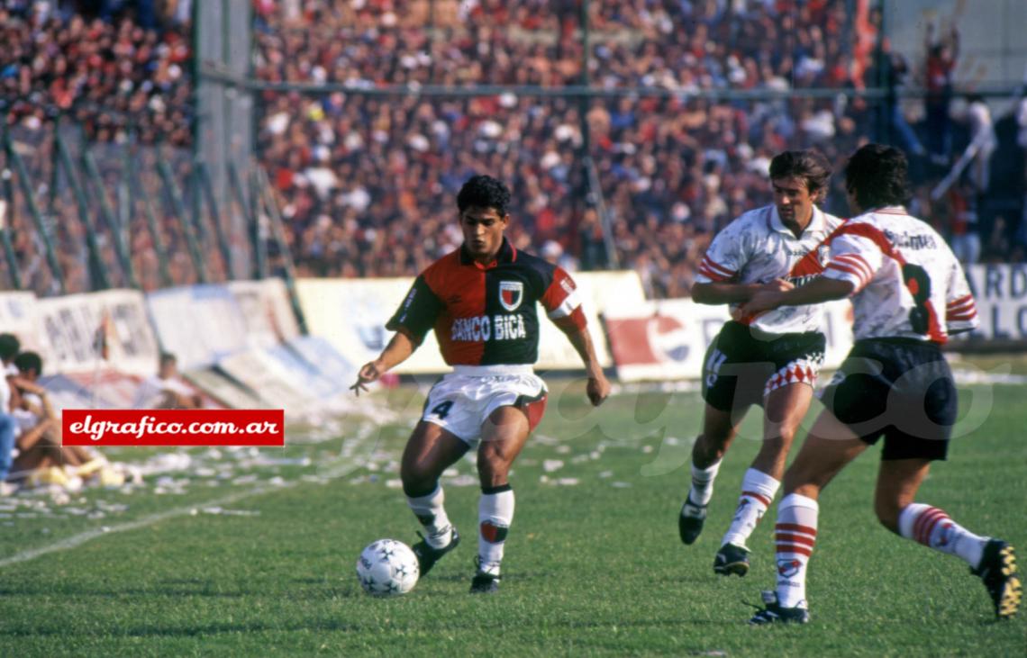 Imagen Siempre por el carril derecho, Ibarra pasa frente a la mirada de Berti.