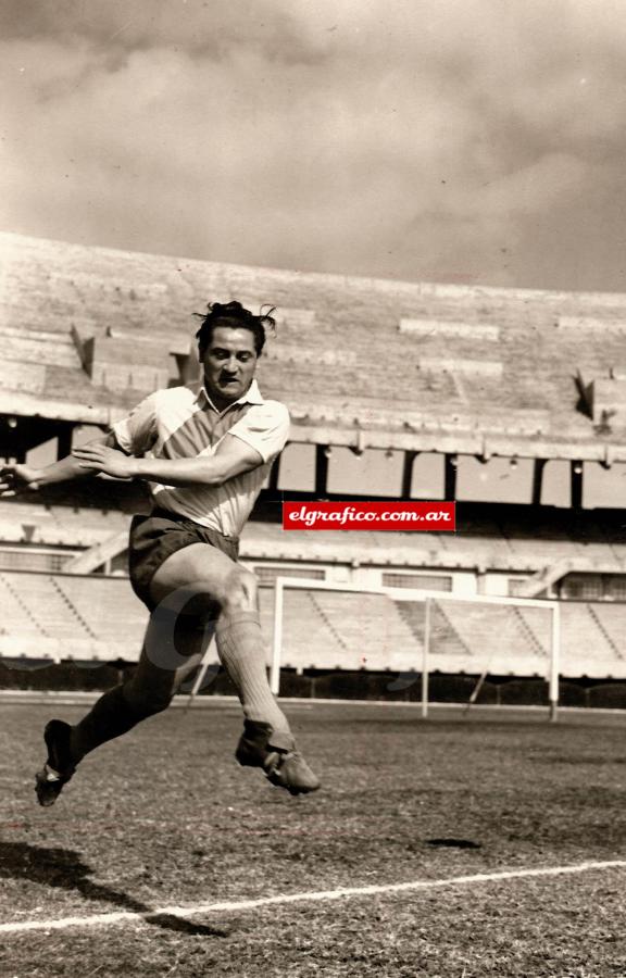 Imagen Adolfo Pedernera, jugador fino y elegante que jugó para River, Atlanta y Huracán en el fútbol argentino.