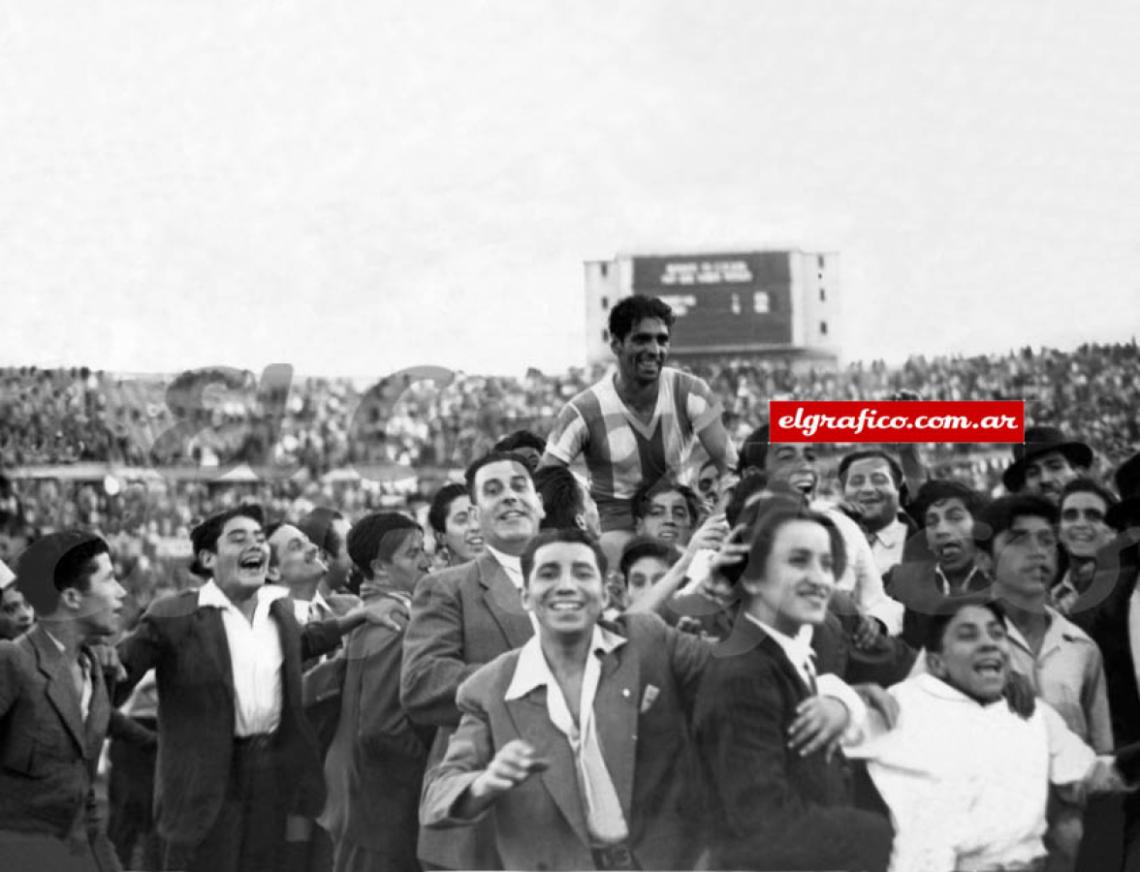 Imagen Martino llevada en andas en el final del sudamericano de Chile 1945