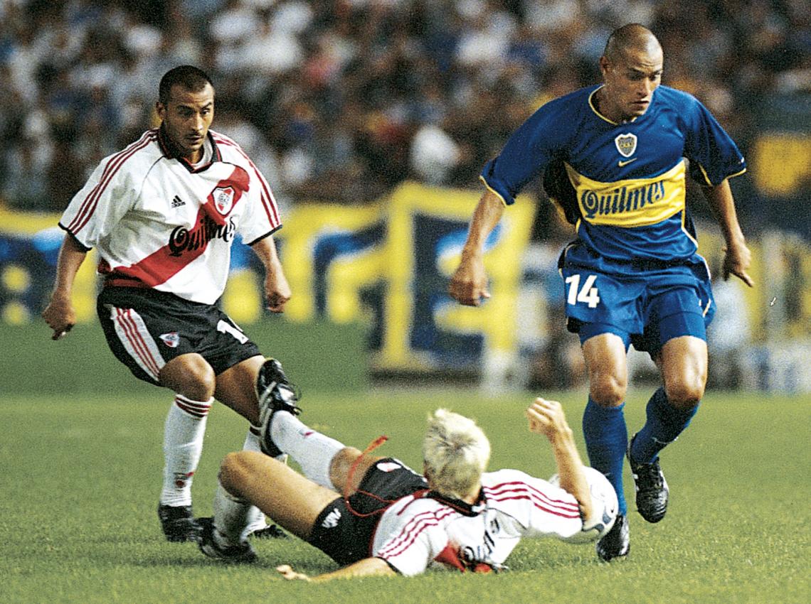 Imagen Hecho una furia, Clemente Rodríguez pasa y se va por el lateral, Ledesma sólo puede mirarlo, Coudet queda desparramado. Todo un símbolo de la impotencia de River en el segundo clásico de verano. 