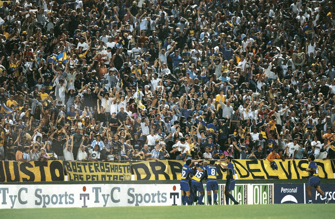 Abrazo multitudinario para festejar de cara a sus hinchas que enloquecieron en la noche marplatense.