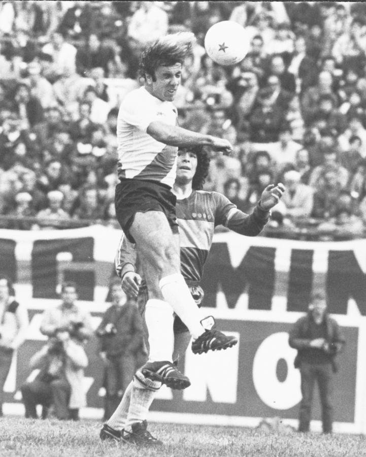 Imagen Jugó durante 16 años en River, acá en un superclásico, de fondo: Diego Armando Maradona.
