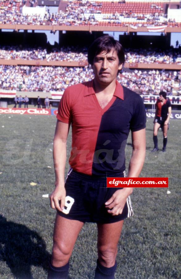 Jugó para Newell´s entre 1977 y 1981, convirtiendo 53 goles en 120 partidos.