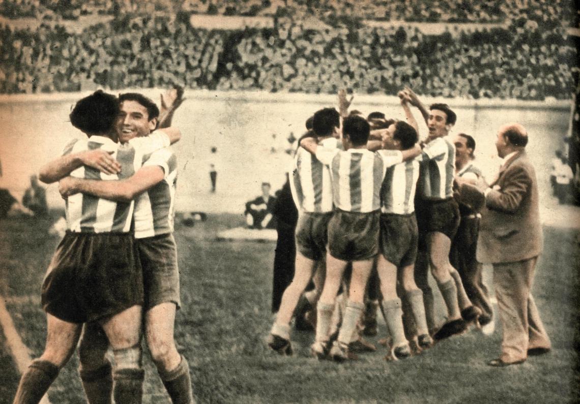 Después del, gol de Martino contra los uruguayos en el campeonato verificado en Chile en 1945, los jugadores argentinos expresan su alegría, pues el tanto habrá de significar el de la victoria en el certamen.