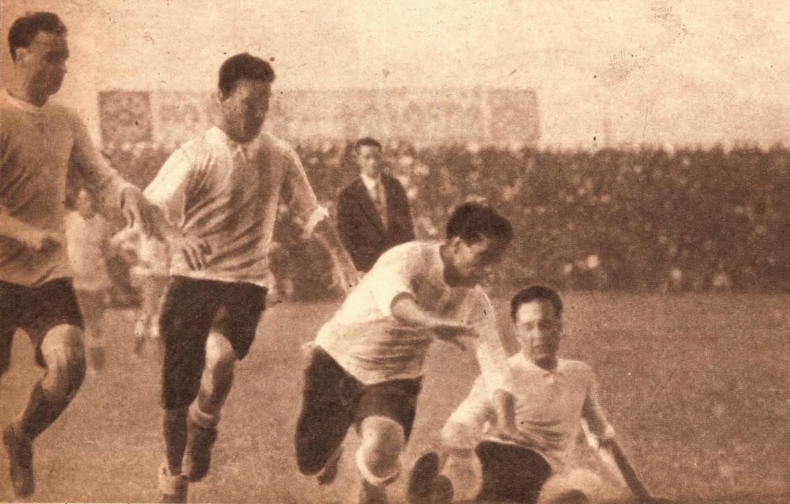 Imagen He aquí una escena del match que los argentinos ganaron a los uruguayos en Lima en 1927. Canavesi se arroja al suelo para contener a Seoane en tanto atropella Nolo Ferreira quien tiene a su lado al zaguero Tejera.