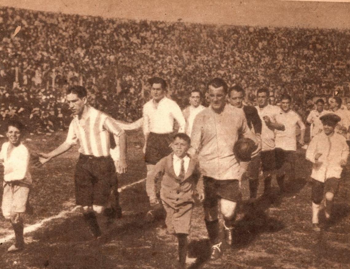Imagen Los seleccionados de Argentina y Uruguay, encabezados por sus capitanes Manuel Ferreira y José Nasazzi, entran a la cancha de San Lorenzo para disputar la final del sudamericano de 1929, que los de aquí ganaron 2 a 0. 