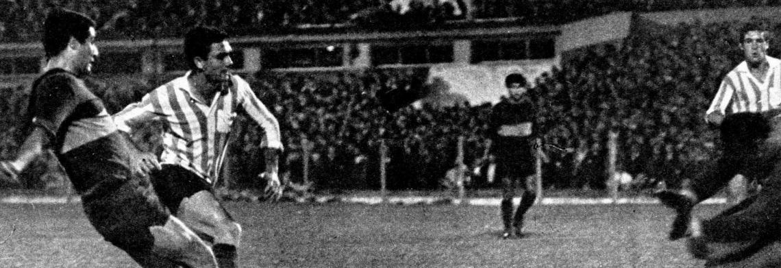 Cabezazo de Alfredo Rojas para Rojítas. Entrada por la izquierda, remate a dos metros sobre la salida de Cejas... y gana el arquero.