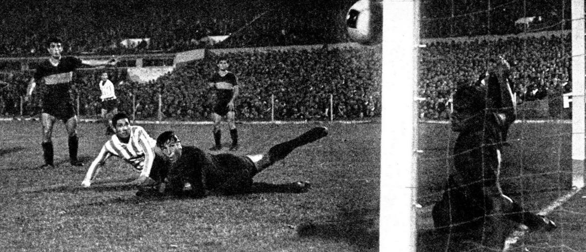 Pudo ser el tercero. Maschio ha rematado. Roma deja pasar. La pelota dará en un poste y el arquero se hará de ella en el rebote. Roma apareció inseguro.