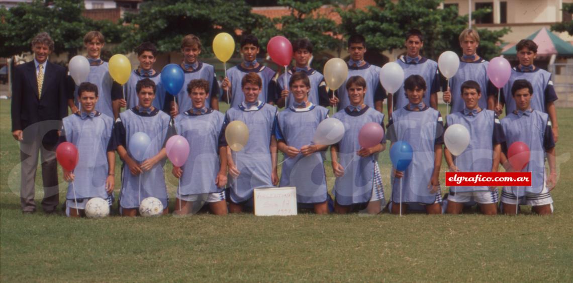 Imagen El prometedor "alumnado" de José Néstor PEKERMAN. Arriba: BELFORTI, ROMANO, MARCHANT, QUIÑONEZ, PRIETO, MORENO, MARQUEZ, ZUBELDIA, SANTO. Abajo: GALLETTI,   GRABINSKI, MILITO, VIVAS, COSTANZO, PEREYRA, GIGENA, CHAPARRO, FARIAS.