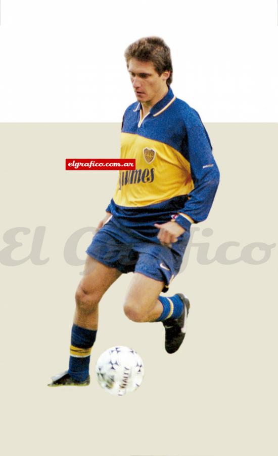 Imagen Guillermo y la pelota, con la camiseta de Boca campeón.