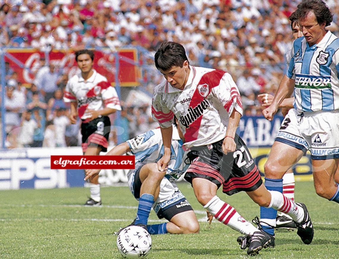 Imagen Javier Saviola supera a Arzubialde, de Gimnasia de Jujuy.