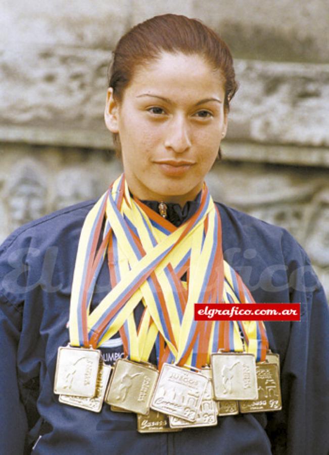 Imagen Andrea González y sus 14 medallas de oro conquistadas en los Juegos Odesur de Ecuador.