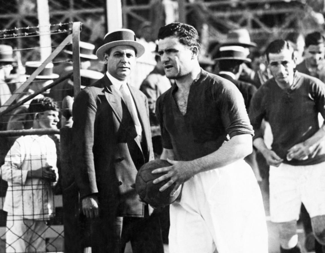 Imagen Luis Monti fue subcampeón del mundo en 1930 donde representó a Argentina y fue campeón del mundo en 1934 cuando jugó para Italia.