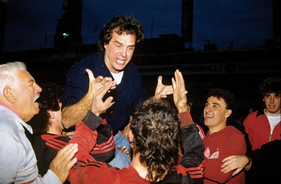 La locura del final en la Bombonera. El Loco Bielsa, emocionado, busca las manos de Juan Manuel Llop, figura en los dos partidos. Los rodean Fullana y Saldaña.