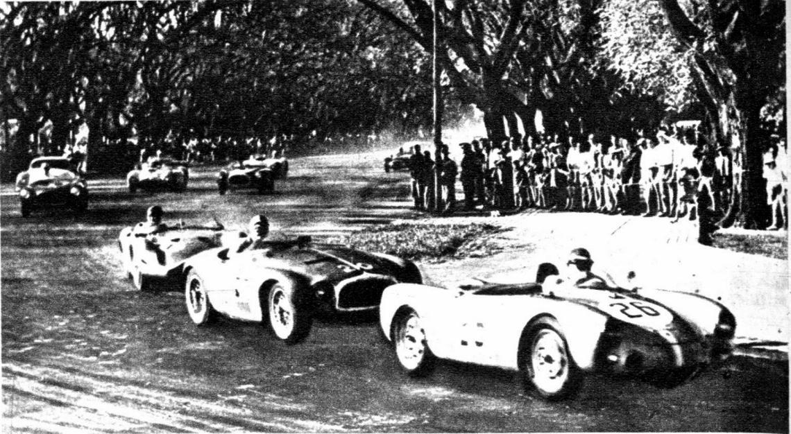Largada de la prueba de autos Sport. Jantus, luego 2°, pica en punta, seguido de Salerno y el ganador, Bonomi.
