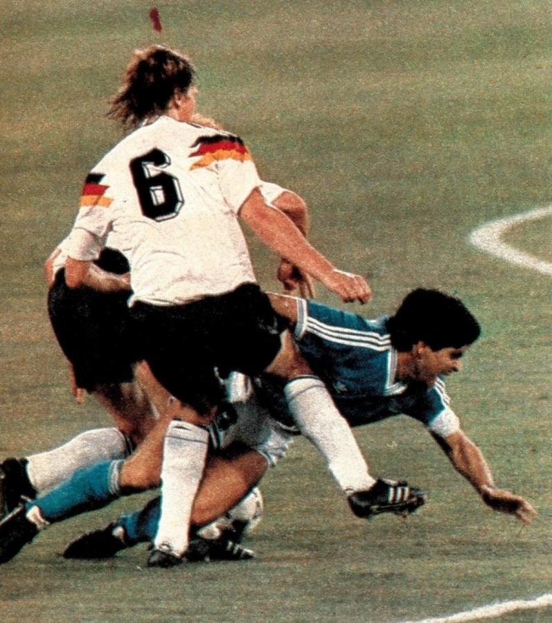 Imagen Lo bajan a Maradona contra Alemania. "Nos abrazamos con todo, hablamos batido un record." 