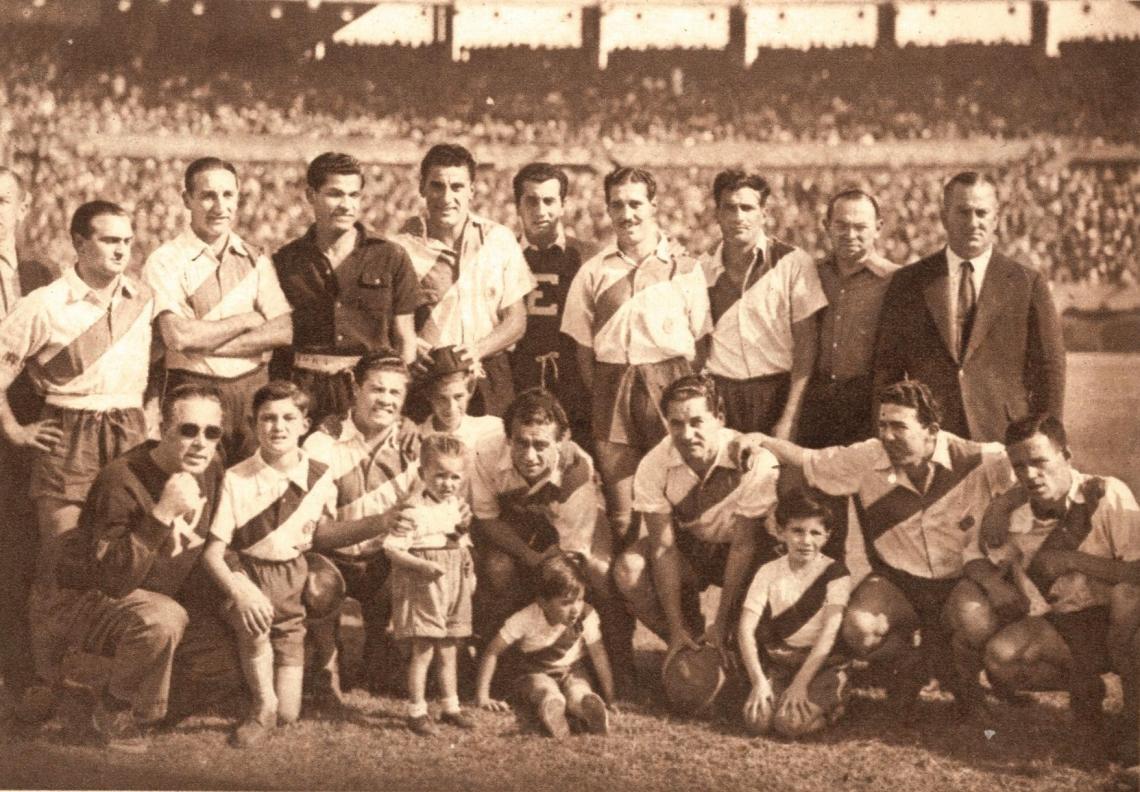 Imagen Team de River Plate que se clasificó campeón. Parados: Iácono, Vaghi, Soriano, Rossi, Ramos y Rodríguez. Agachados: Deambrosi, Gallo, Pedernera, Labruna y Loustau. También jugaron Giúdice, Muñoz, Martínez y otros en diferentes matches.