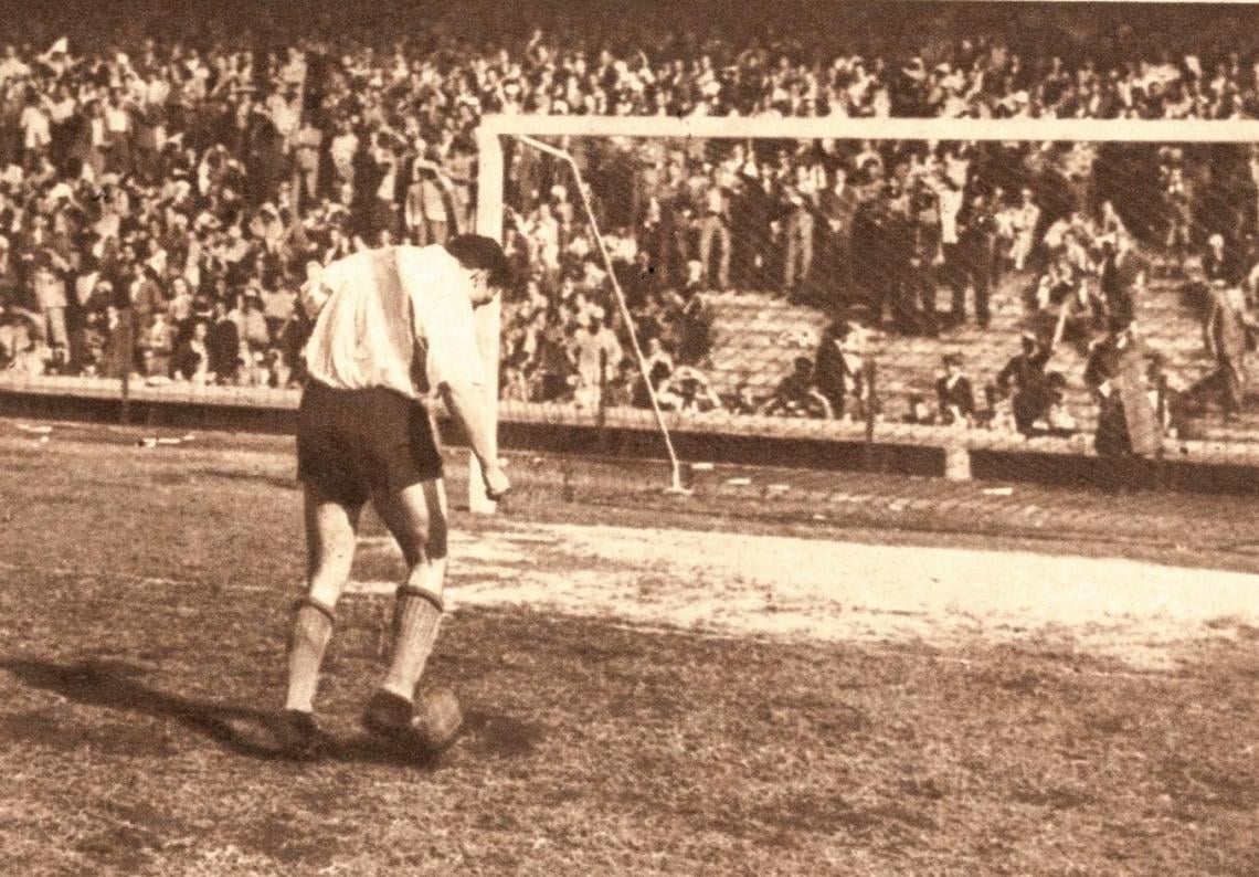 Imagen La cábala de Angel Labruna. En todos los matches, y luego de posar el team para los fotógrafos, se posesiona de la pelota y emprende veloz corrida para tirar hacia la valla. He aquí sorprendido en una de sus "conversiones". 