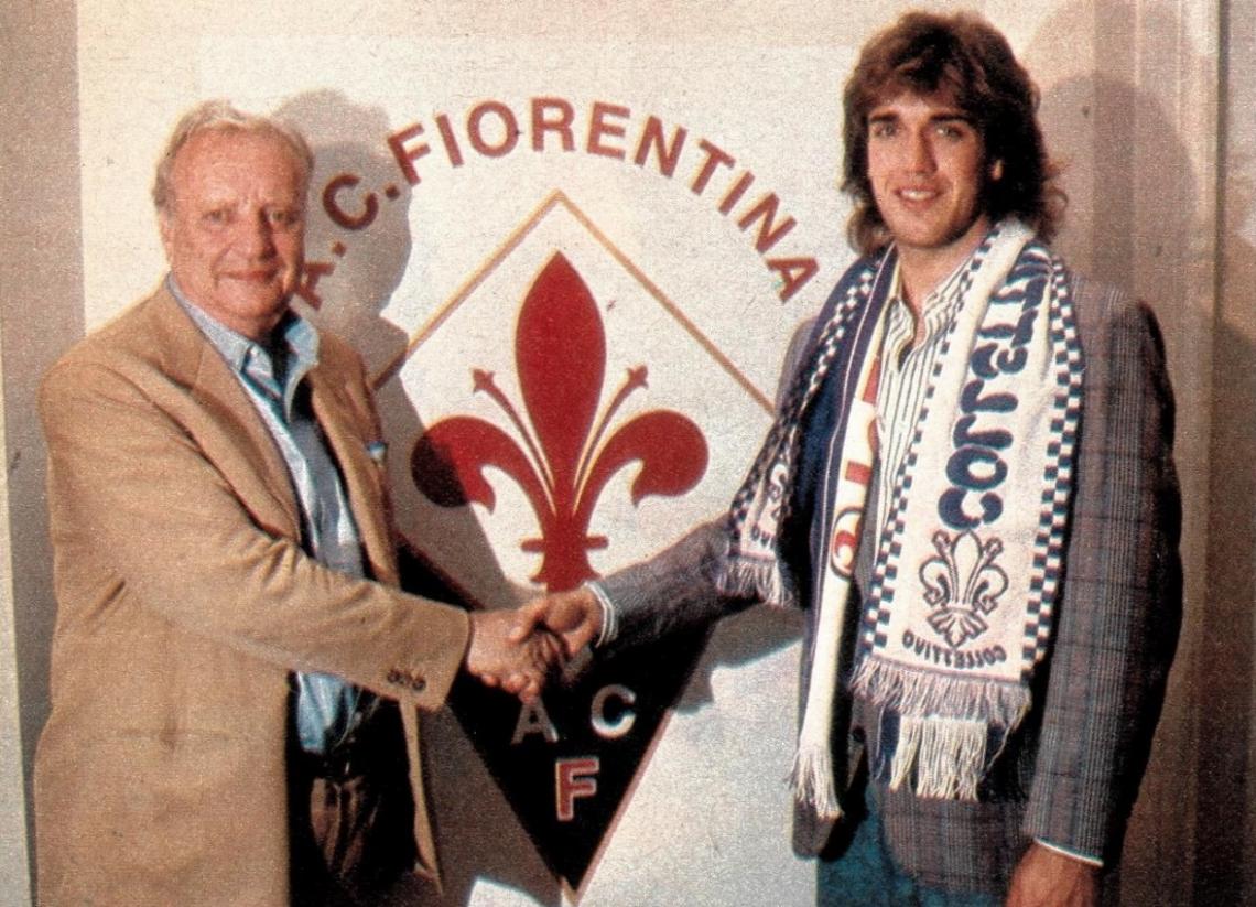 Imagen Mario Ceccchi Gori, presidente de la Fiorentina, le brinda la bienvenida a Gabriel Batistuta. Hasta ahora, todo sonrisas.