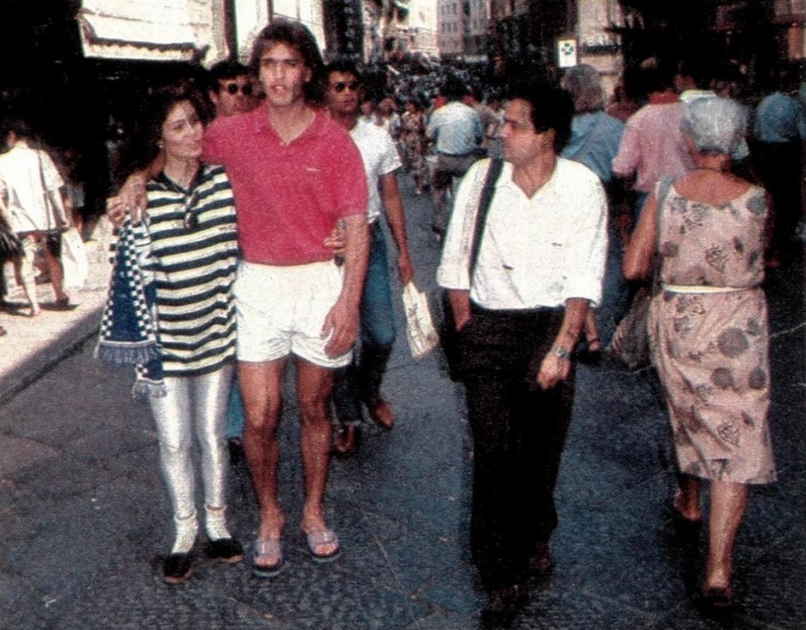 Imagen Irina, Gabriel y Daniel Arcucci, enviado especial de EL GRAFICO, caminan por Florencia.