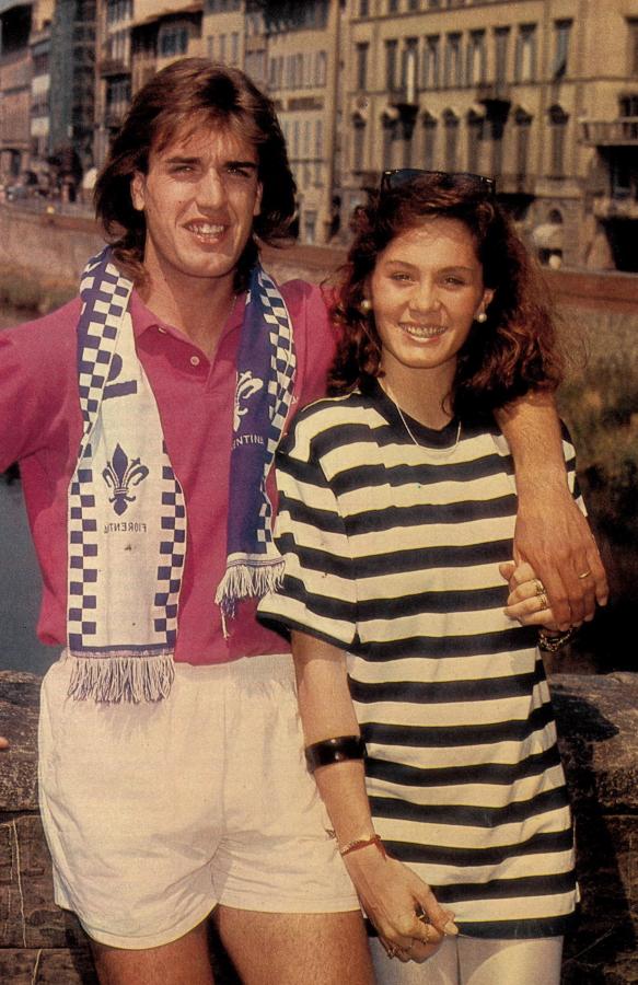 Imagen Gabriel Batistuta y su esposa Irina se apoyan en el Ponte Vecchio, atrás, el río Arno. Un afiche de Florencia.