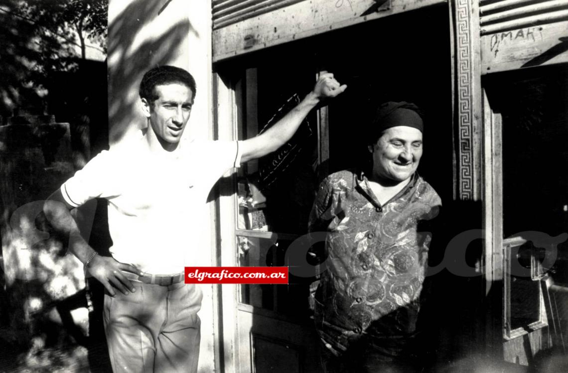 El Turco y doña Matilde, su madre libanesa, en la puerta el taller de los Wehbe… El ruido de las máquinas de ojales acunó la infancia de Omar...