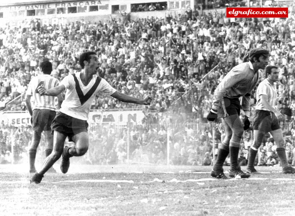 El Turco convierte el segundo gol de Vélez en el partido que definió el campeonato Nacional 1968. Cejas mira resignado.