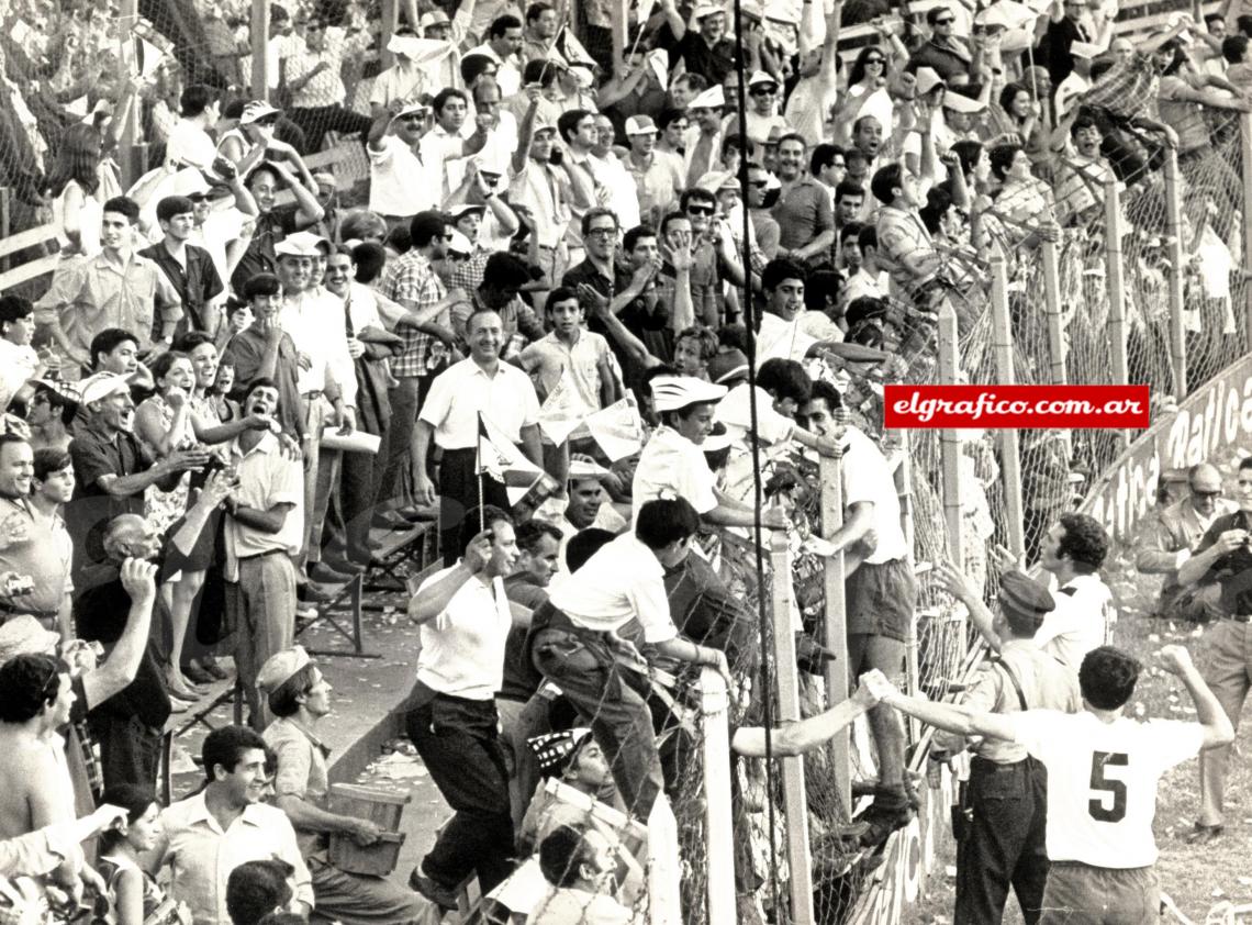 Otra imagen del partido de la vida de Wehbe, en el alambrado con los hinchas forrtineros. Ese día Omar convirtió tres de los 4 goles de Vélez frente a Racing