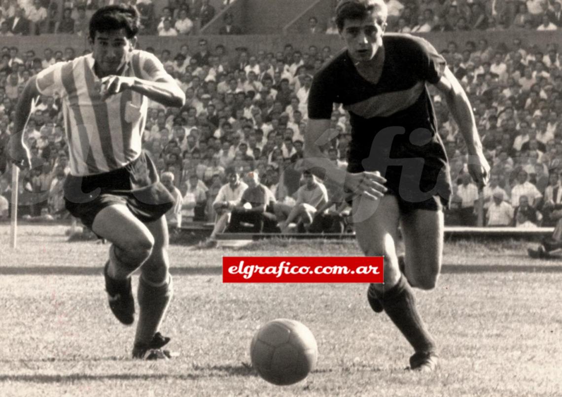 Imagen Marzolini desborda en el Cilindro. Este partido se jugó el 1 de noviembre de 1962, la victoria fue Xeneize por 1 a 0. Foto: Alfieri