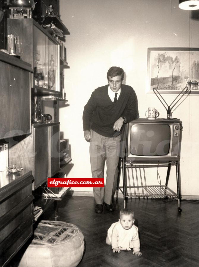 Imagen Silvio Marzolini en el living de su casa, quien gatea es su hija Adriana.