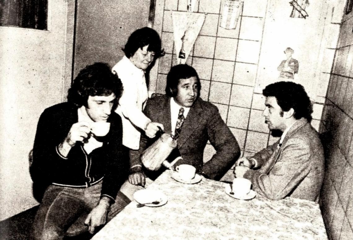 Imagen Tita y el rito del café... El Coco Basile, Rubén Sosa, El Nene Maidana. Con Maidana hay un especial afecto. Ahora juega en Armenio. Y allí va Tita, como antes iba a Banfield...