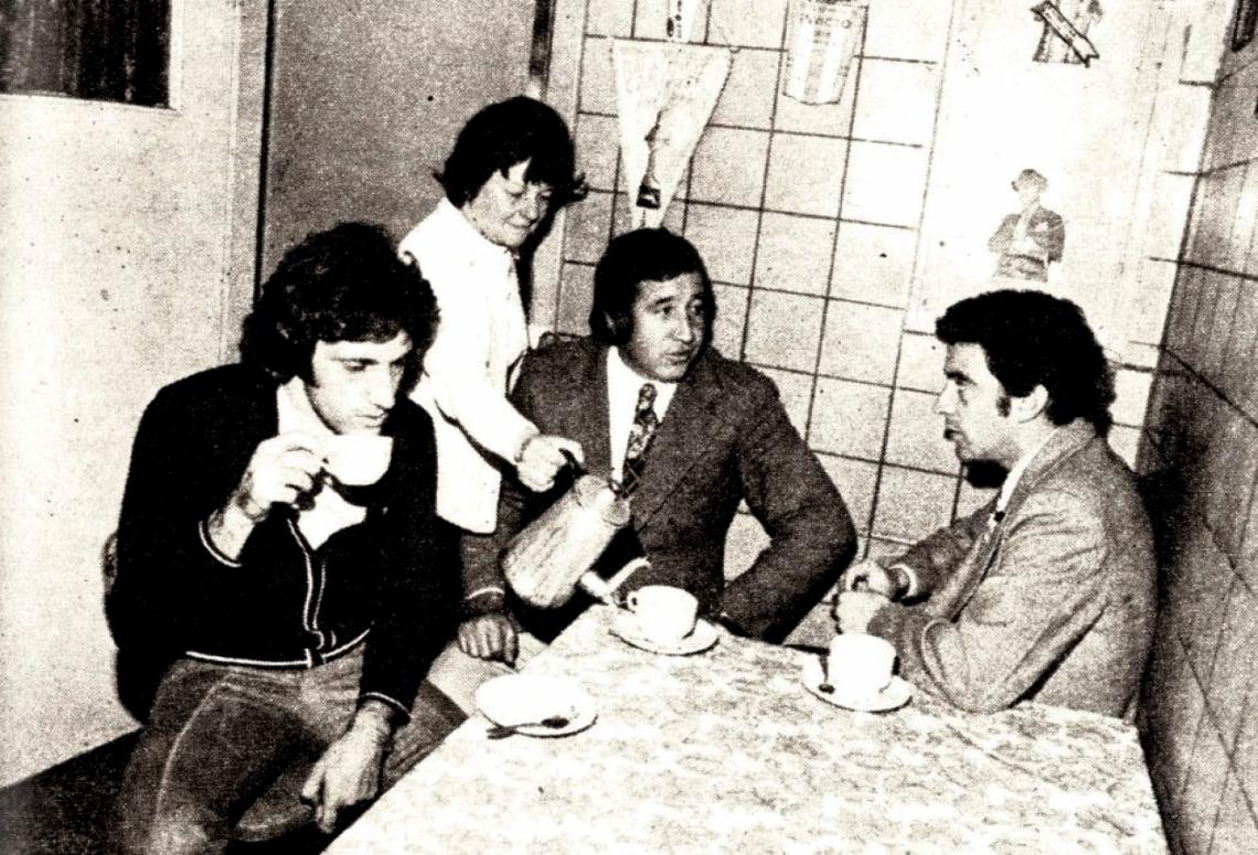 Imagen Tita y el rito del café... El Coco Basile, Rubén Sosa, El Nene Maidana. Con Maidana hay un especial afecto. Ahora juega en Armenio. Y allí va Tita, como antes iba a Banfield... 