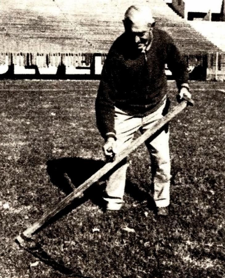 Imagen Don César Mattiussi. Ya le ganó el progreso con las maquinarias... Pero sigue fiel a su guadaña. Seguirá vigilando "su cancha" en el hábito de 60 años...