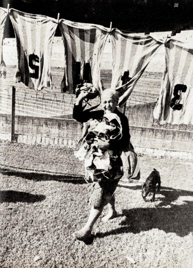 Imagen La simpatía de doña Ida. El trabajo de sesenta años. El lavado de las casacas de Racing. Las de todos los jugadores que pasaron. Abuela de todos. Ochenta y tres años en la sonrisa...